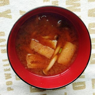 油揚げ・しめじの赤だし味噌汁